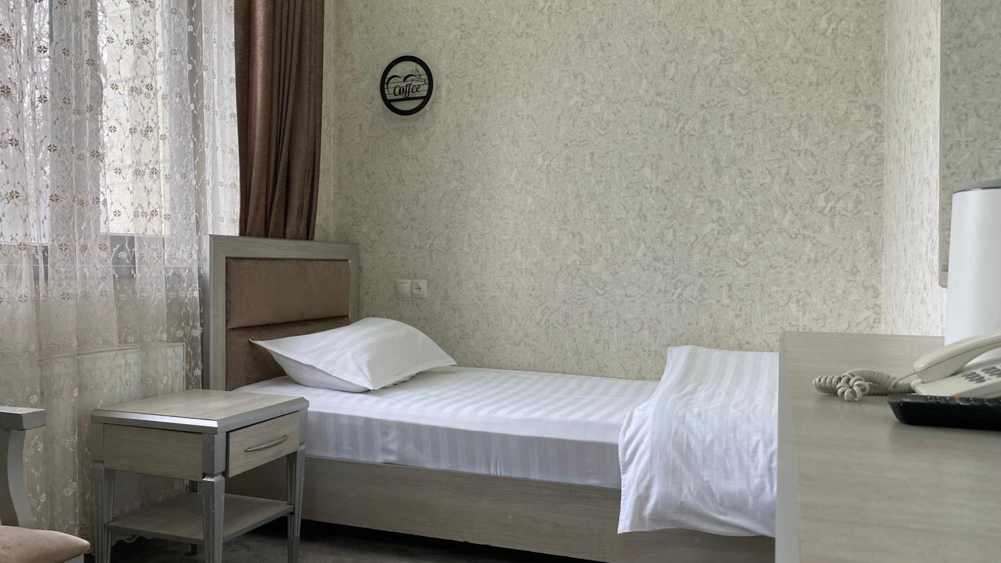 Diyor Hotel Marghilon Exterior foto